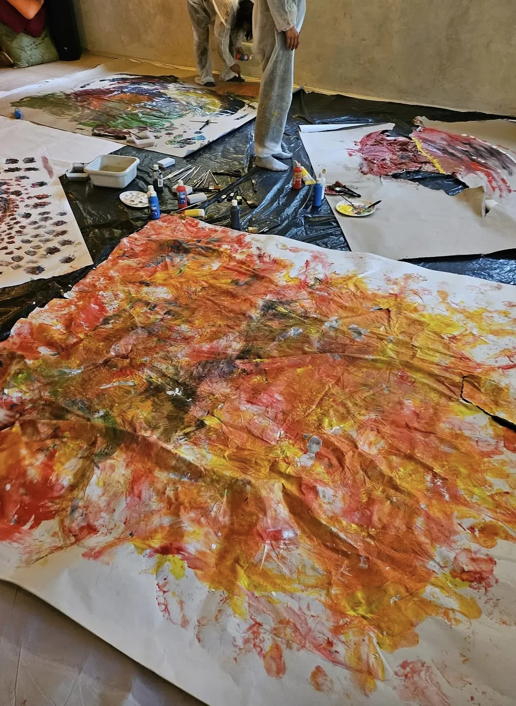 Grande fresque peinte au sol lors d'un atelier d'art-thérapie